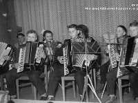 196x-03  Początek lat 60-tych  Jawor, Międzyzakładowy Klub "Relaks", ul.Piastowska    Jaworskie Ognisko Muzyczne   Pierwszy rząd, od lewej: Zygmunt Suchecki, Henryk Ugniewski, Szymon Samsel, Czesław Weremko  Drugi rząd, w głębi - dyrektor - Zygmunt Kułak