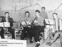 196x-07  Lata 60-te    Od lewej: Władysław Bańko (saksofon), Jan(?) Radomski (saksofon), Henryk Kuś (trąbka), Stanisław Zawalny (perkusja), Stanisław Witek (akordeon)