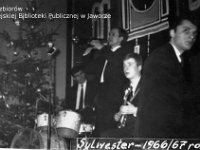 196x-17  31 grudnia 1966 - 1 stycznia 1967  Jawor, Klub Fabryki Wyrobó Metalowych "Metalowiec", ul.Nowotki / ul.Świerczewskiego (obecnie ul.Strzegomska / ul.Armii Krajowej)  Zabawa sylwestrowa    Od lewej: Ryszard Terlega (perkusja), Piotr Zieliński (trąbka), Andrzej Doros (gitara), Zygmunt Suchecki (pianino)