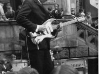 196x-30  Październik 1968  Jawor, Rynek    Zespół Protony  Tadeusz Grudziński (gitara prowadząca)
