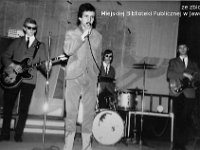 196x-35  Rok 1969  Jawor, Międzyzakładowy Klub "Relaks", ul.Piastowska    Występ Czerwono-Czarnych  Od lewej: Tadeusz Mróz (gitara), Jacek Lech (śpiew), Ryszard Gromek (perkusja), Henryk Zomerski (gitara)