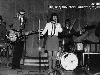 196x-37  Rok 1969  Jawor, Międzyzakładowy Klub "Relaks", ul.Piastowska    Występ Czerwono-Czarnych  Od lewej: Klaudiusz Maga (organy), Tadeusz Mróz (gitara), Kasia Sobczyk (śpiew), Ryszard Gromek (perkusja), Henryk Zomerski (gitara)