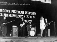 196x-40  15 maja 1969  Wrocław   Okręgowy Przegląd Zespołów Wokalno Muzycznych Zawodowego Związku Muzyków    Od lewej: Janusz Terlega (gitara basowa), Jan Bujak (gitara rytmiczna), Czesław Szudrawy (perkusja), Marysia Drobniak (wokal), Andrzej Doros (gitara prowadząca)