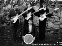 197x-02  Lata 70-te  Jawor, okolice Międzyzakładowego Klubu "Relaks", ul.Piastowska    Zespół Mieszczanie  Od lewej: Janusz 'Jacek' Terlega (gitara basowa), Jerzy Czerniawski (gitara rytmiczna), Zdzisław Bagiński (gitara prowadząca), Czesław Szudrawy (perkusja)