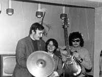 197x-10  Rok 1971 / 1972  Jedlina Zdrój  Podczas zimowiska    Od lewej: Romuald Wesołowski, Małgorzata Świdrak, Henryk Buczak