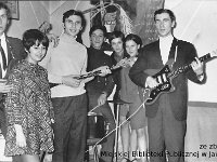 197x-15  Lata 70-te  Jawor, Zasadnicza Szkoła Zawodowa, ul.Wrocławska    Od lewej strony, z instrumantami: Ryszard Kopeć (gitara), Stanisław Chodor (klarnet), Leszek Krajewski (perkusja), Zygmunt Dynowski (gitara)