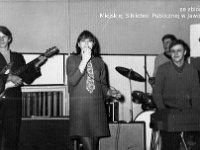 197x-17  Lata 70-te  Jawor, Międzyzakłdowy Klub "Relaks", ul.Piastowska    Od lewej: Janusz 'Jacek' Terlega (gitara basowa), Jerzy Czermiawski (gitara rytmiczna), Barbara Muszyńska (śpiew), Henryk Ugniewski (organy), Czesław Szudrawy (perkusja)