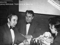 197x-24  Lata 70-te  Jawor, restauracja "Kolorowa", Plac Wolności    Od lewej: Jerzy Osolinsz,  Stanisław Zawalny, Zdzisław Bagiński, z tyłu Stanisław Duszeńko