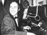 197x-30  Lata 70-te  Jawor, restauracja "Kolorowa", Plac Wolności    Na pierwszym planie Jerzy Osolinsz (pianino i śpiew), z tyłu Stanisław Zawalny (perkusja)