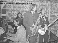 197x-35  Sierpień 1974  Legnica, restauracja "Stronie", Park Miejski    Od lewej: Kazimierz Kaziów (pianino), Romuald Wesołowski (perkusja), Bogusław Migłowiec (saksofon tenorowy), Janusz 'Jacek' Terlega (gitara basowa i śpiew)
