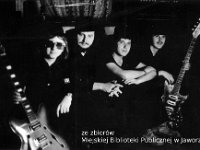 197x-42  Prawdopodobnie grudzień 1976  Jawor, Teatr Miejski     Grupa Biem  Od lewej: Ryszard Jaśpiński, Romuald Wesołowski, Maciej Wołujewicz, Lesław Sypniewski