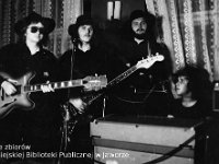 197x-44  Prawdopodobnie grudzień 1976  Jawor, Teatr Miejski    Grupa Biem  Od lewej: Ryszard Jaśpiński, Lesław Sypniewski, Romuald Wesołowski, Maciej Wołujewicz