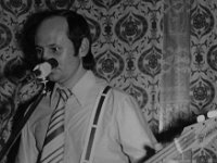 197x-45  Lata 1974-1977  Legnica, restauracja "Stronie", Park Miejski    Jacek Terlega (gitara basowa)