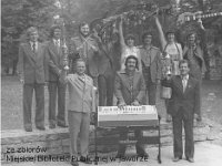 197x-47  Lata 1977-1979  Jawor, taras Klubu "Technika" Zakładów Kuzienniczych i Maszyn Rolniczych, Park Miejski    Zespół Metalowcy  Pierwszy rząd, w środku Jerzy Pawlinow (organy), Czesław Słupecki  drugi rząd Leszek Skórczyński, ?, Romuald Wesołowski, Adam Janeczko, Małgorzata Olechnowicz, Henryk Buczak, Małgorzata Wilczkiewicz, Edward Gruda