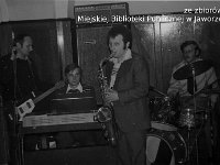 197x-57  wrzesień 1978  Jawor, kawiarnia "Ratuszowa", Rynek    Zespół Kort  Od lewej: Janusz 'Jacek' Terlega (gitara basowa i śpiew), Józef Rodzeń (organy), Stanisław Selent (saksofon), Henryk Madera (perkusja)