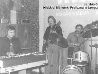 197x-62  Rok 1978  Jawor, Klub "Technika" Zakładów Kuzienniczych i Maszyn Rolniczych, Park Miejski     Zespół Uniwers  Od lewej: Henryk Ugniewski (organy), Zdzisław Sokołowski (gitara), Atur Gwiżdział (perkusja)