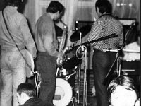 198x-08  23 lutego 1980  Jawor, Jaworski Ośrodek Kultury  Jam Session    Tyłem stoją od lewej: Ireneusz Płaskociński (gitara basowa), Piotr Zieliński (saksofon), Ryszard Terlega   Siedzą od lewej: Janusz Terlega, Ryszard Jaśpiński