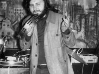 198x-11  23 lutego 1980  Jawor, Jaworski Ośrodek Kultury  Jam Session    Romuald Wesołowski (tamburyn)