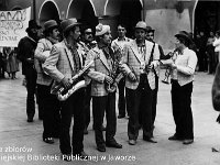 198x-12  23 czerwca 1980  Jawor, Rynek   Noc świętojańska, Sobótka    W pierwszym rzędzie od lewej: Piotr Zieliński (saksofon), Jerzy Osolinsz (saksofon), Stanisław Duszeńko (klarnet), Edward Gołojuch (trąbka)  W drugim rzędzie od lewej: Leszek Sypniewski (gitara), Jerzy Pawlinow (akordeon), Zdzisław Bagiński (gitara), Antoni Korybski (gitara)   W trzecim rzędzie: Romuald Wesołowski (bęben)