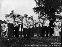 198x-15  23 czerwca 1980  Jawor, w drodze na Ośrodek Wypoczynkowy "Jawornik"   Noc świętojańska, Sobótka    Od lewej: drugi z tyłu - Roman Wesołowski (bęben), Leszek Sypniewski (gitara), Artur Gwiździał (werbel), Piotr Zieliński (saksofon), Jerzy Osolinsz (saksofon), Stanisław Duszeńko (klarnet), Edward Gołojuch (trąbka)