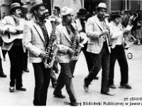 198x-16  23 czerwca 1980  Jawor, w drodze na Ośrodek Wypoczynkowy "Jawornik"   Noc świętojańska, Sobótka    W pierwszym rzędzie od lewej: Piotr Zieliński (saksofon), Jerzy Osolinsz (saksofon), Stanisław Duszeńko (klarnet), Edward Gołojuch (trąbka)  W drugim rzędzie od lewej: Leszek Sypniewski (gitara), Jerzy Pawlinow (akordeon), Zdzisław Bagiński (gitara), Antoni Korybski (gitara)   W trzecim rzędzie: Romuald Wesołowski (bęben)