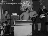 198x-39  7 stycznia 1981   Jawor, Klub "Metalowiec" Fabryki Wyrobów Metalowych, ul.Nowotki/ ul.Świerczewskiego (obecnie ul.Strzegomska / ul.Armii Krajowej)  Zabawa karnawałowa    Zespoły Uniwers i Kwadryga  Od lewej: Henryk Madera (perkusja), Henryk Ugniewski (organy), Janusz Terlega (gitara basowa),  Ryszard Terlega (gitara rytmiczna)