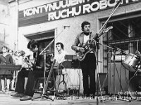 198x-43  Rok 1982  Jawor, Rynek  Impreza muzyczna    Zespół z Dzierzkowa  Konstanty Kacorzyk (organy)