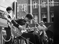 198x-44  Rok 1982  Jawor, Rynek  Impreza muzyczna    Zespół z Dzierzkowa  W tle: Waldemar Buchner (gitara)