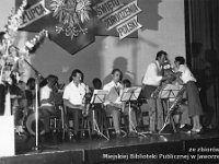 198x-51  22 lipca 1983  Jawor, Teatr Miejski  Koncert z okazji Święta Odrodzenia     Pierwszy występ "Big Band JOK" pod kierownictwem Stanisława Duszeńko  Pierwszy rząd, od lewej: Piotr Zieliński (saksofon altowy), Jerzy Osolinsz (saksofon altowy), Stanisław Duszeńko (saksofon tenorowy)  W tle: Romuald Wesołowski (perkusja)