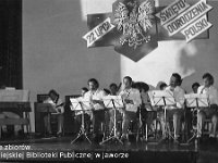 198x-52  22 lipca 1983  Jawor, Teatr Miejski  Koncert z okazji Święta Odrodzenia      Pierwszy występ "Big Band JOK" pod kierownictwem Stanisława Duszeńko  Z tyłu, od lewej: Jerzy Pawlinow (organy), Ryszard Jaśpiński (gitara), Zdzisław Bagiński (gitara basowa), Romuald Wesołowski (perkusja)  Pierwszy rząd, od lewej: Piotr Zieliński (saksofon altowy), Jerzy Osolinsz (saksofon altowy), Stanisław Duszeńko (saksofon tenorowy), Bogdan Migłowiec (saksofon tenorowy)