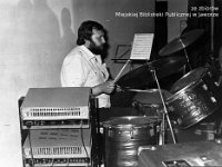 198x-55  Rok 1982  Jawor, Zakłady Kuziennicze i Maszyn Rolniczych, scena z tyłu  Babie Lato    Romuald Wesołowski