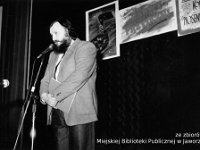 198x-57  Lata 80-te  Jawor, Teatr Miejski  Eliminacje rejonowe do Ogólnopolskiego Festiwalu Piosenki Radzieckiej    Konferansjer - Romuald Wesołowski