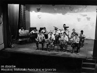 198x-58  22 lipca, lata1984-1986  Jawor, Teatr Miejski  Koncert z okazji Święta Odrodzenia    Grupa "Big Band JOK"  Od lewej: Jerzy Pawlinow (organy), Ryszard Jaśpiński (gitara), Zdzisław Bagiński (gitara basowa)  Pierwszy rząd, od lewej:  Piotr  Zieliński (saksofon altowy), Jerzy Osolinsz (saksofon altowy), Stanisław  Duszeńko (saksofon tenorowy), Bogusław Migłowiec (saksofon tenorowy)  Z tyłu: Romuald Wesołowski (perkusja)