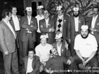 198x-67  Październik 1986  Jawor, Teatr Miejski  Turniej miast Jawor - Wieluń    Stoją, od lewej: Stanisław Duszeńko , czwarty - Zdzisław Bagiński, Jerzy Osolinsz, Bogdan Migłowiec, ósmy - Piotr Zieliński  Siedzą, od lewej: Andrzej Doros, Kazimierz Babiarski, Janek Kowalski, piąty - Romuald Wesołowski