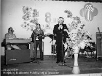 198x-77  Lata 80-te  Jawor, "Klub Technika" Zakładów Kuzienniczych i Maszyn Rolniczych, Park Miejski  Impreza muzyczna z okazji Dnia Kobiet    Od lewej: Jurek Pawlinow (organy), Edward Gruda (gitara), Jan Piżyk (konferansjer)