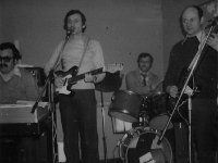 198x-83  Lata 80-te  Klezmerskie granie    Zespół Kwadryga  Od lewej: Jerzy Pawlinow - organy, Edward Gruda - gitara, Henryk Madera - perkusja, Janusz Terlega