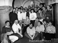 199x-03  23 marca 1991   Jawor, kawiarnia "Ratuszowa"  Impreza muzyczna "Bluesa każdy może"    Rząd przykucnięty, od lewej: trzeci - Janusz Terlega, piąty - Romuald Wesołowski, dziewiąta - Krystyna Wiencis  Pierwszy rząd stojący, od lewej: czwarty - Zbigniew Dynowski, dziewiąty - Zbigniew Smektała  Drugi rząd stojący od lewej: trzeci - Ryszard Jaśpiński