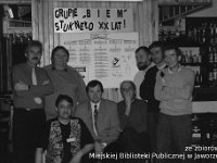199x-09  Rok 1992  Jawor, "Music Club" Artura Gwiździała  XX-lecie grupy Biem    Stoją, od lewej: Leszek Sypniewski, Ryszard Jaśpiński, Romuald Wesołowski, Kostek Kacorzyk,  Andrzej Doros  Siedzą, od lewej: Artur Gwiździał, Gienek Szynkaruk, Maciek Wołujewicz