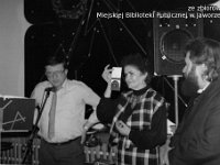 199x-11  Rok 1992  Jawor, "Music Club" Artura Gwiździała  XX-lecie grupy Biem - wręczenie pamiątkowego medalu    Od lewej: Ryszard Trześniowski, Joanna Sakwa i Józef Noworól