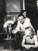 16. Witold Turkiewicz z żoną i znajomymi, na tarasie domu w Karpaczu, archiwum rodzinne