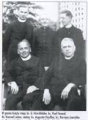 Ks. G. Hirschfelder w otoczeniu księży (pierwszy z lewej u dołu: ks. Augustin Hauffen – prob. p-fii św. Bartłomieja w Kudowie-Z, Czermnej).