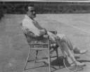 Stanisław Bernatt odpoczywa po grze w tenisa