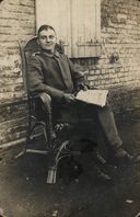 3. Edmund Cieśliński czytający gazetę, ok. 1917 r.