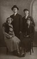22. Edmund i Antonina Cieślińscy (po prawej) wraz z nieznaną parą, 19.06.1942 r.