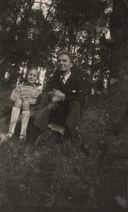 25. Edmund Cieśliński wraz z córką w pilchowickim lesie, 1950 r.