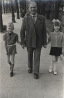28. Edmund Cieśliński wraz z wnuczętami w drodze powrotnej z cmentarza, czerwiec 1968 r.