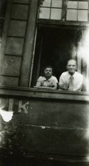 29. Edmund Cieśliński wraz z małżonką w oknie mieszkania na al. Wojska Polskiego 46.