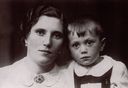 1. Trzyletni Tadeusz z mamą w Kaliszu.