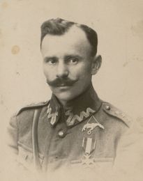 Wiktor Komorowski w polskim mundurze.
