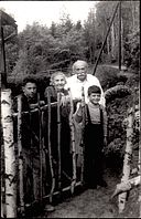 6. Wlastimil Hofman z żoną i dziecięcymi modelami, 1961 r., właściciel: Muzeum Karkonoskie w Jeleniej Górze